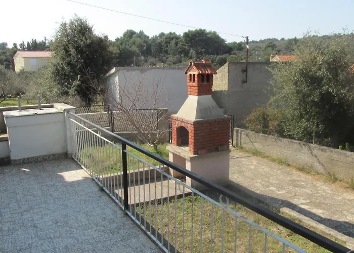 Holiday home Haus In Ugljan Mit Terrasse- Garten Und Barbecue By Interhome *