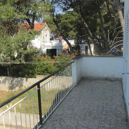 펜션 Haus In Ugljan Mit Terrasse- Garten Und Barbecue By Interhome *