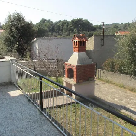 펜션 Haus In Ugljan Mit Terrasse- Garten Und Barbecue By Interhome *